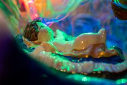 Weihnachtskrippe Villeroy und Boch - Weihnachtsdekoration Bunte Keramikfigur eines Babys in einem Lichtspiel