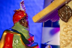 Weihnachtskrippe Villeroy und Boch - Weihnachtsdekoration Keramische Königsfigur in leuchtenden Farben vor blauem Hintergrund