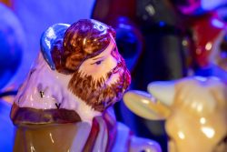 Weihnachtskrippe Villeroy und Boch - Weihnachtsdekoration Detail einer Krippenfigur, beleuchtet in blauem und violettem Licht