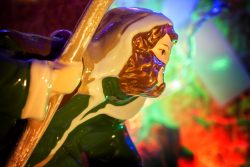 Weihnachtskrippe Villeroy und Boch - Weihnachtsdekoration Nahaufnahme einer weihnachtlichen Krippenfigur mit bunten Lichtern im Hintergrund