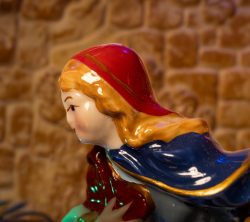 Weihnachtskrippe Villeroy und Boch - Weihnachtsdekoration Bunte Keramikfigur einer Frau mit rotem Kopftuch vor gemauerte Wand