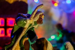 Weihnachtskrippe Villeroy und Boch - Weihnachtsdekoration Keramische Figur eines Hirten in Weihnachtskrippe mit leuchtenden Hintergrundlichtern