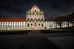 Abstrakte (Natur-) Fotografie Fürstenfeldbruck Naturfototage Historisches Klostergebäude mit dramatischem Himmel