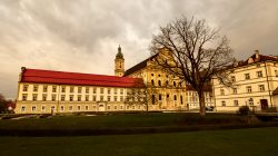 Abstrakte (Natur-) Fotografie Fürstenfeldbruck Naturfototage Barocke Klosteranlage vor bewölktem Himmel