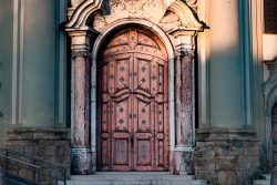 Abstrakte (Natur-) Fotografie Fürstenfeldbruck Naturfototage Historische Holztür einer klassischen Kirche im Sonnenlicht