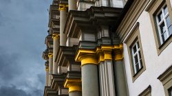 Abstrakte (Natur-) Fotografie Fürstenfeldbruck Naturfototage Detailreiche Architektur mit Säulen und dunklem Himmel