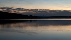 Ammersee Januar 2023 Fotografie Aloys Peter Trenz Ein ruhiger Abend am See mit Blick auf die Berge in der Ferne Ammersee Januar 2023 Fotografie Aloys Peter Trenz Abendliche Seelandschaft mit Alpenblick und Wolken im Sonnenuntergang