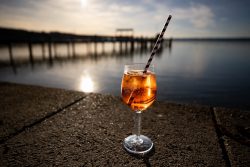 Ammersee Januar 2023 Fotografie Aloys Peter Trenz Aperol Spritz bei Sonnenuntergang am Wasser Ammersee Januar 2023 Fotografie Aloys Peter Trenz Sonnenuntergang am See mit Aperol Spritz im Vordergrund