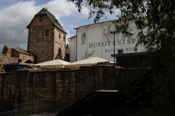 Bad Vilbel Herbst 2022 Fotoserie Aloys Peter Trenz Burgfestspiele Areal mit historischem Turm und moderner Wand, Bad Vilbel