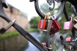 Bad Vilbel Herbst 2022 Fotoserie Aloys Peter Trenz Liebesschlösser an Brückengeländer mit Fluss im Hintergrund