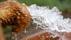 Bad Vilbel Herbst 2022 Fotoserie Aloys Peter Trenz Wasser sprudelt aus einer verrosteten Wasserleitung