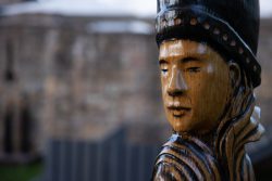 Bad Vilbel Herbst 2022 Fotoserie Aloys Peter Trenz Holzskulptur eines traditionell gekleideten asiatischen Kriegers im Dorf