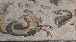 Bad Vilbel Herbst 2022 Fotoserie Aloys Peter Trenz Römisches Mosaik mit mythologischen Figuren und Meerestieren