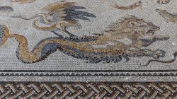 Bad Vilbel Herbst 2022 Fotoserie Aloys Peter Trenz Antikes Mosaik mit Löwenfigur und mythologischen Symbolen