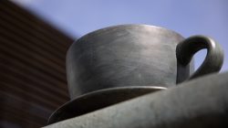 Bad Vilbel Herbst 2022 Fotoserie Aloys Peter Trenz Große Tassenstatue gegen blauen Himmel