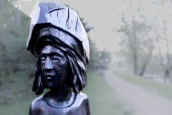 Bad Vilbel Herbst 2022 Fotoserie Aloys Peter Trenz Holzskulptur einer Frau mit traditionellem Kopfschmuck im Freien