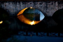 Bad Vilbel Herbst 2022 Fotoserie Aloys Peter Trenz Abendliche Spiegelung von Steinbrücke im Wasser