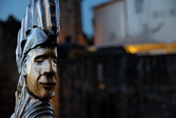 Bad Vilbel Herbst 2022 Fotoserie Aloys Peter Trenz Holzstatue mit Federschmuck vor unscharfem Hintergrund