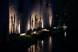 Bad Vilbel Herbst 2022 Fotoserie Aloys Peter Trenz Beleuchtete Skulpturen nachts an einer Burgmauer mit Wasserfontänen