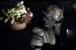 Bad Vilbel Herbst 2022 Fotoserie Aloys Peter Trenz Bronzestatue eines Mannes im Profil mit unscharfem Blumenkübel im Hintergrund