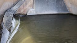 Brücken am Main - Fotoserie Aloys Peter Trenz Kontrollierter Wasserabfluss an einer Talsperre
