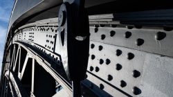 Brücken am Main - Fotoserie Aloys Peter Trenz Nahaufnahme einer Stahlbrücke mit Nieten und starker Struktur im Sonnenschein