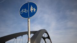 Brücken am Main - Fotoserie Aloys Peter Trenz Verkehrsschild zeigt Radweg und Fußgängerweg auf Brücke
