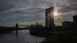 Brücken am Main - Fotoserie Aloys Peter Trenz Skyline von Frankfurt bei Sonnenuntergang mit EZB-Gebäude und Fluss im Vordergrund