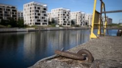 Brücken am Main - Fotoserie Aloys Peter Trenz Moderne Wohngebäude am Ufer mit Anlegestelle