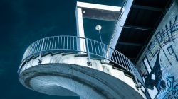 Brücken am Main - Fotoserie Aloys Peter Trenz Spiralige Außentreppe mit Graffiti an einem Betongebäude