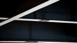 Brücken am Main - Fotoserie Aloys Peter Trenz Industrielle Stahlträger mit diagonalen Linien und strukturellen Details