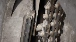 Brücken am Main - Fotoserie Aloys Peter Trenz Taube sitzt auf industriellem Metallmechanismus in alter Betonumgebung