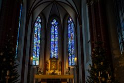 Die Fenster von Marc Chagall St. Stephan Mainz Gotische Kirche mit bunten Glasfenstern und Altartisch