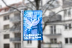 Die Fenster von Marc Chagall St. Stephan Mainz Fahne vor der Friedenskirche St. Stephan mit Taubenmotiv