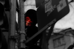 Die Fenster von Marc Chagall St. Stephan Mainz Mainzer Ampelmännchen an einer Mainzer Ampel bei rot