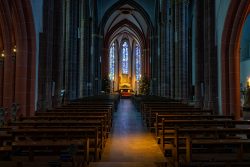 Die Fenster von Marc Chagall St. Stephan Mainz Innenraum einer gotischen Kirche mit buntem Glasfenster