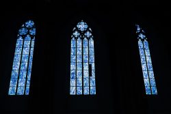 Die Fenster von Marc Chagall St. Stephan Mainz Drei gotische Fenster mit blau gefärbtem Buntglas