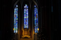 Die Fenster von Marc Chagall St. Stephan Mainz Dreiteiliges buntes gotisches Kirchenfenster mit Heiligenbildern und Abendlicht