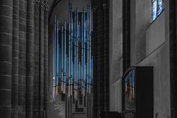 Die Fenster von Marc Chagall St. Stephan Mainz Moderne Orgelpfeifeninstallation in historischer Kirche mit blauen vertikalen Elementen