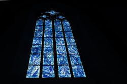 Die Fenster von Marc Chagall St. Stephan Mainz Großes gotisches Buntglasfenster mit blauen Mustern in einer Kirche