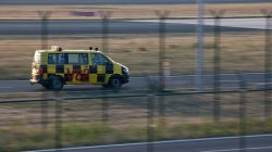 Frankfurt Airport Fotoserie Aloys Peter Trenz Gelbes Flughafen-Fahrzeug mit V82-Markierung auf Rollbahn