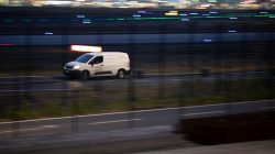 Frankfurt Airport Fotoserie Aloys Peter Trenz Weißer Lieferwagen fährt nachts schnell auf einer beleuchteten Straße
