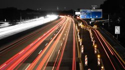 Frankfurt Airport Fotoserie Aloys Peter Trenz Autobahn nachts mit Lichtspuren und Baustellenschildern