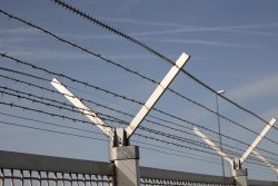 Frankfurt Airport Fotoserie Aloys Peter Trenz Stacheldraht auf Zaun vor blauem Himmel