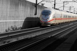 Frankfurt Airport Fotoserie Aloys Peter Trenz Hochgeschwindigkeitszug auf Betonbrücke in urbaner Umgebung