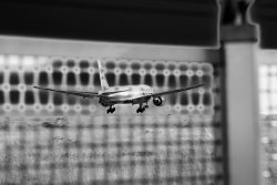Frankfurt Airport Fotoserie Aloys Peter Trenz Flugzeug landet hinter einem Zaun in schwarzweiß