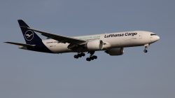 Frankfurt Airport Fotoserie Aloys Peter Trenz Lufthansa Frachtflugzeug im Flug am klaren Himmel