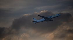 Frankfurt Airport Fotoserie Aloys Peter Trenz Frachtflugzeug von Aerologic im Flug bei dramatischem Himmel