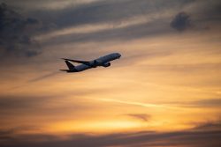 Frankfurt Airport Fotoserie Aloys Peter Trenz Passagierflugzeug fliegt beim Sonnenuntergang am Himmel