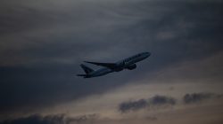 Frankfurt Airport Fotoserie Aloys Peter Trenz Flugzeug von Qatar Airways fliegt in düsterem Himmel
